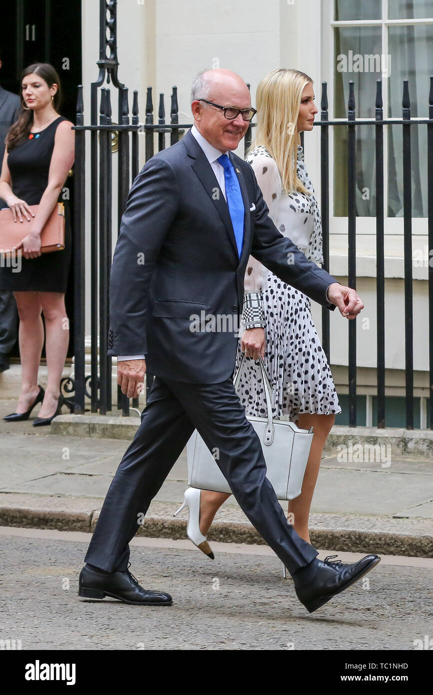 Woody Johnson, ambassadeur des Etats-Unis à l'Angleterre (L) et Ivanka Trump (R) Sortie du 10 Downing Street pour le ministère des Affaires étrangères et du Commonwealth au cours de la deuxième journée du Président Trump sa visite d'État du Royaume-Uni. Banque D'Images