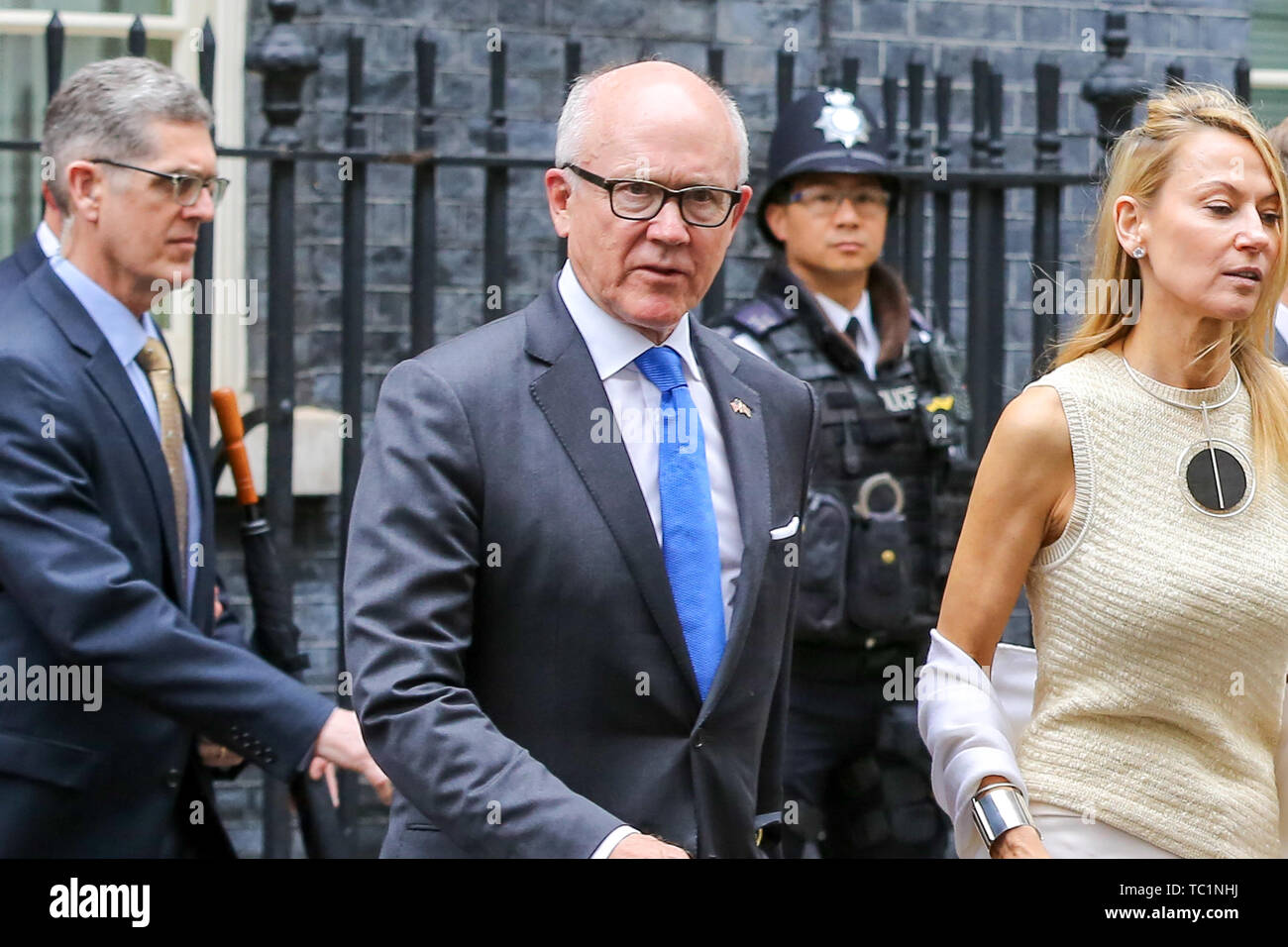 Woody Johnson, Ambassadeur des États-Unis au Royaume-Uni (C) laisse 10 Downing Street pour le ministère des Affaires étrangères et du Commonwealth au cours de la deuxième journée du Président Trump sa visite d'État du Royaume-Uni. Banque D'Images