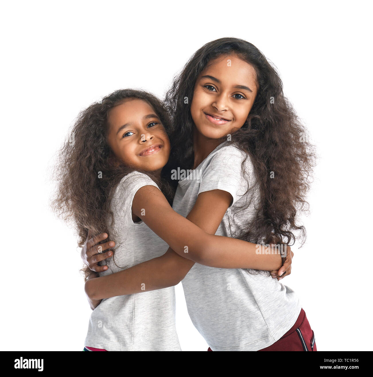 Cute serrant les filles afro-américaines sur fond blanc Banque D'Images
