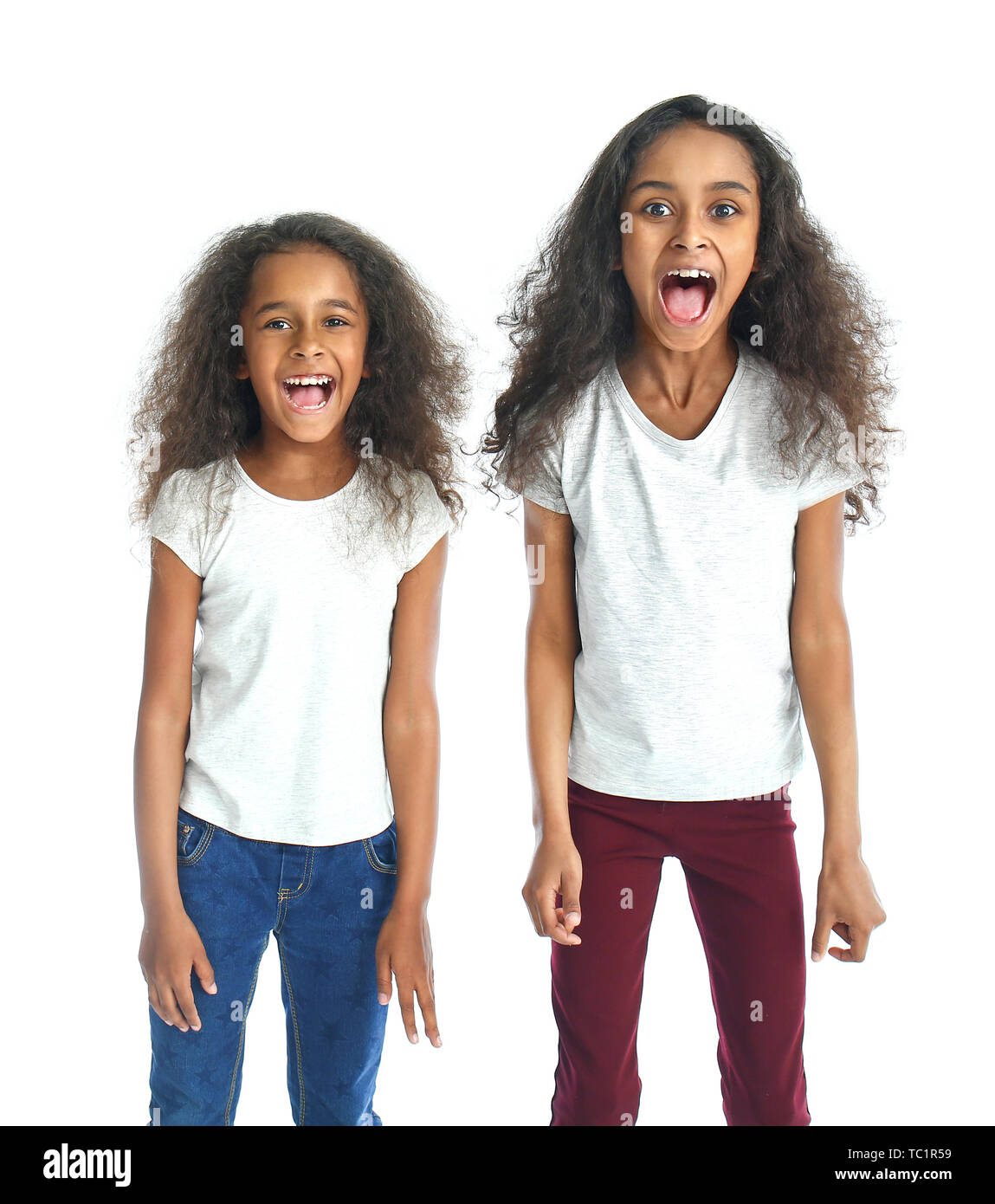 Cute crier les filles afro-américaines sur fond blanc Banque D'Images