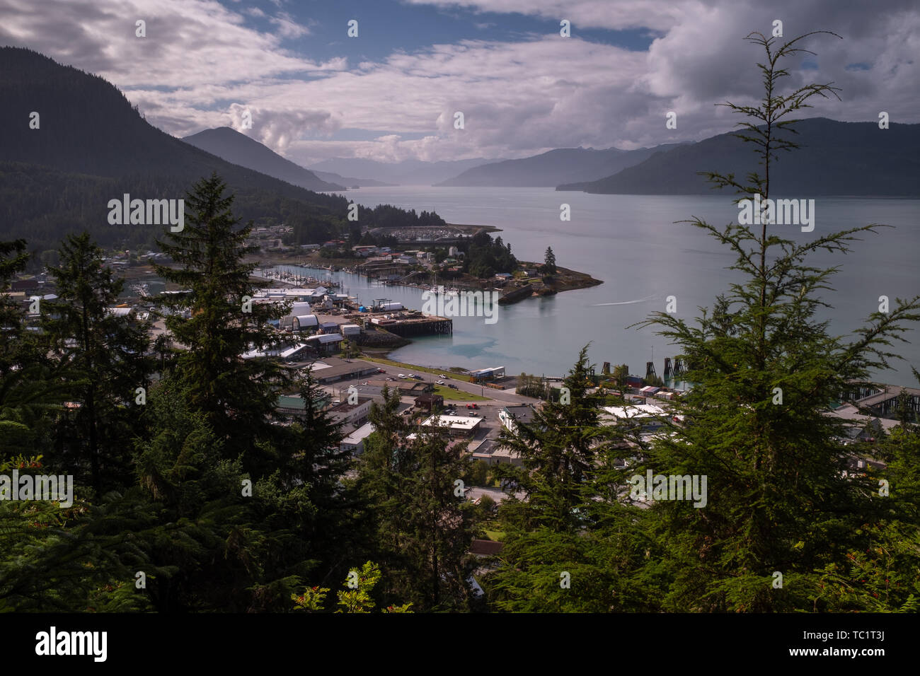 Vue depuis le sommet du mont de la télécommande Dewey canton de Wrangell en Alaska, une longue exposition à lisser l'océan, ciel bleu Banque D'Images