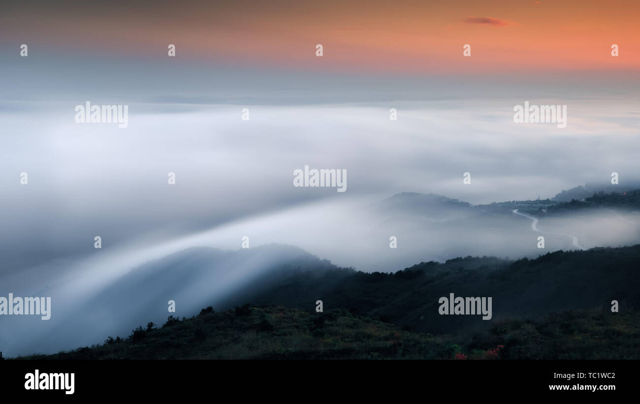 Une mer de nuages à l'extrémité de la montagne d'Dongtou néon, Wenzhou, Zhejiang Banque D'Images