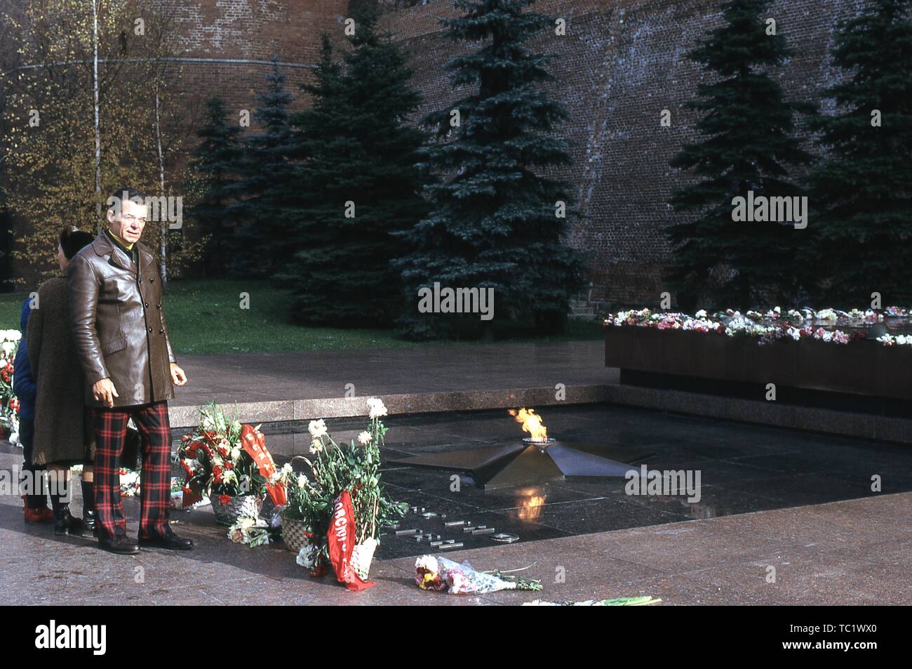 Les touristes visitant l'Ouest la flamme éternelle sur la Tombe du Soldat inconnu, un mémorial DE LA SECONDE GUERRE MONDIALE À l'extérieur de l'enceinte du Kremlin à Moscou, Russie, 1973. () Banque D'Images