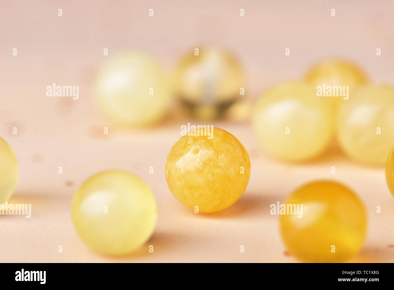 Perles d'ambre d'abeille Banque D'Images