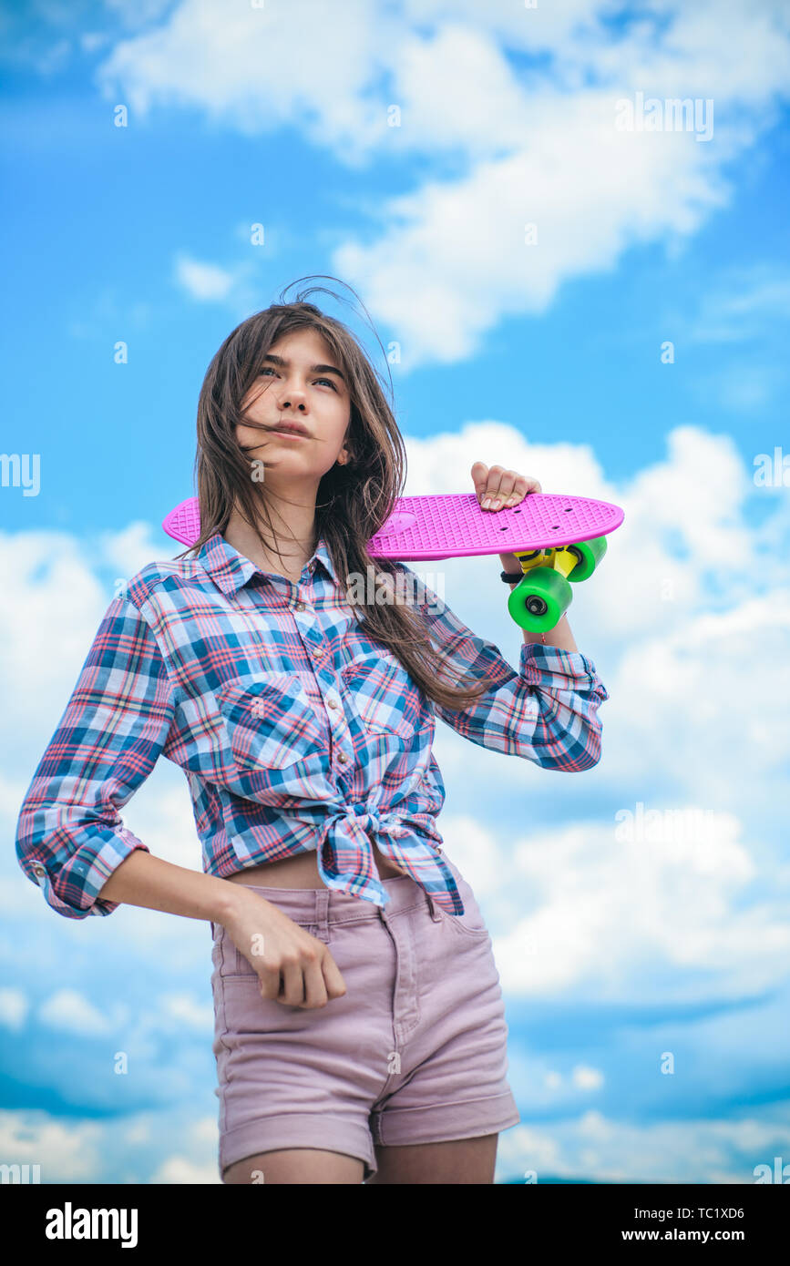 Scène urbaine, la vie en ville. prêt à rouler sur la rue. skateboard sport passe-temps. L'activité d'été. Hipster girl avec penny. conseil mini cruiser en plastique Banque D'Images