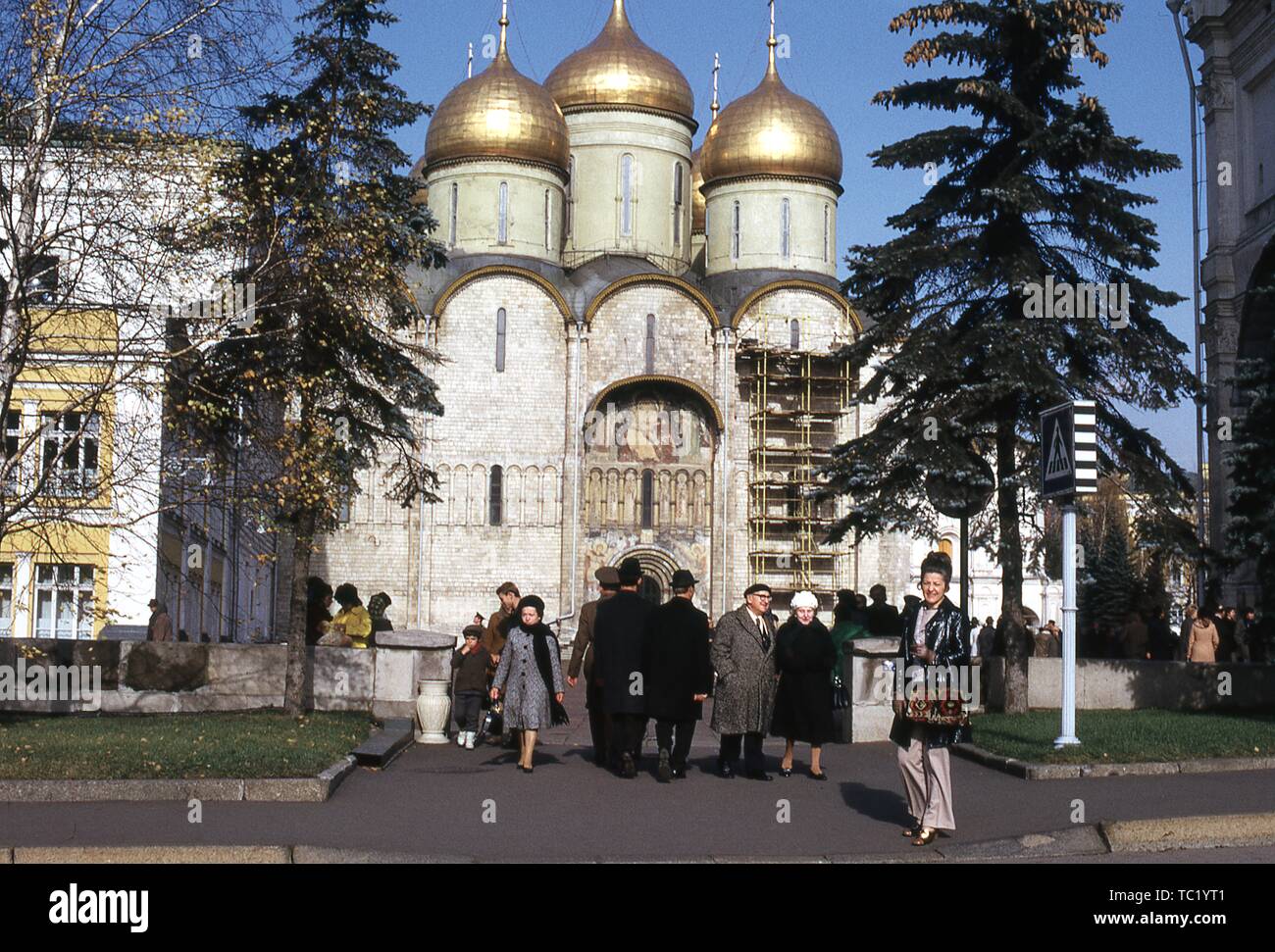 Visiteurs devant l'entrée de la cathédrale de l'Assomption, avec l'échafaudage de construction sur la façade, 1973. () Banque D'Images