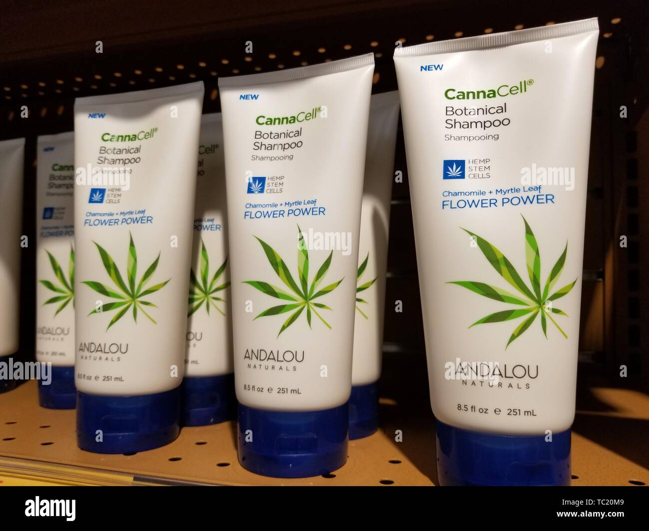 Close-up de plusieurs conteneurs d'CannaCell shampoo sur l'affichage sur les étagères d'un magasin de vente au détail à San Ramon, Californie, avec l'utilisation de la publicité de l'étiquette d'ingrédients à base de chanvre ; le chanvre agricole Act de 2018 a légalisé la vente de produits dérivés du chanvre dans les États-Unis, le 19 avril 2019. Banque D'Images