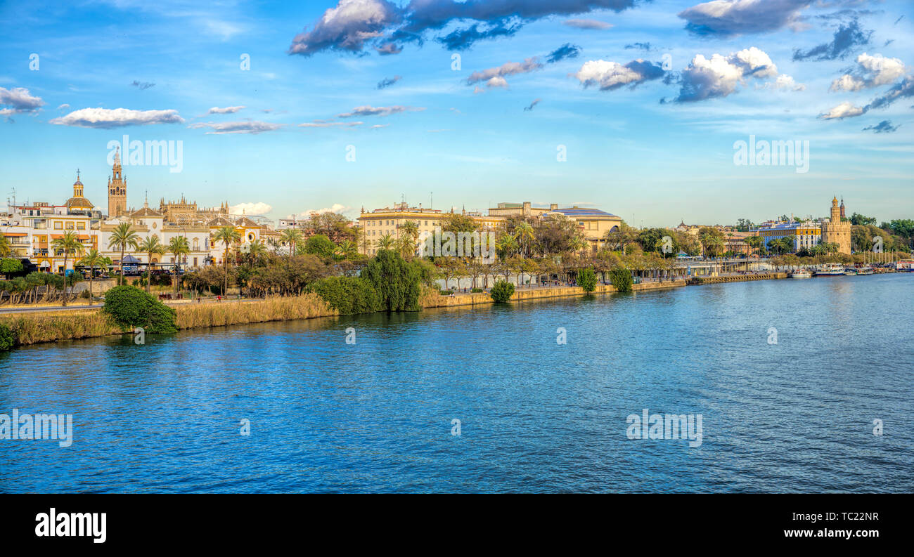 Guadalquivir rive est du pont de Triana, avec la tour Giralda (à gauche) et la tour d'Or (à droite) parmi les autres points de repère. Séville, Espagne. Banque D'Images