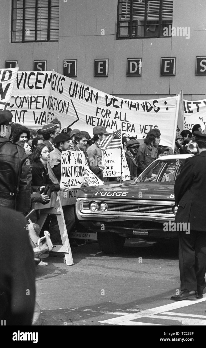 Soldats américains's Union des manifestants, tenant des banderoles exigeant l'indemnisation, au cours de la guerre du Vietnam Accueil connexes avec honneur Parade, New York City, New York, mars 31, 1973. () Banque D'Images