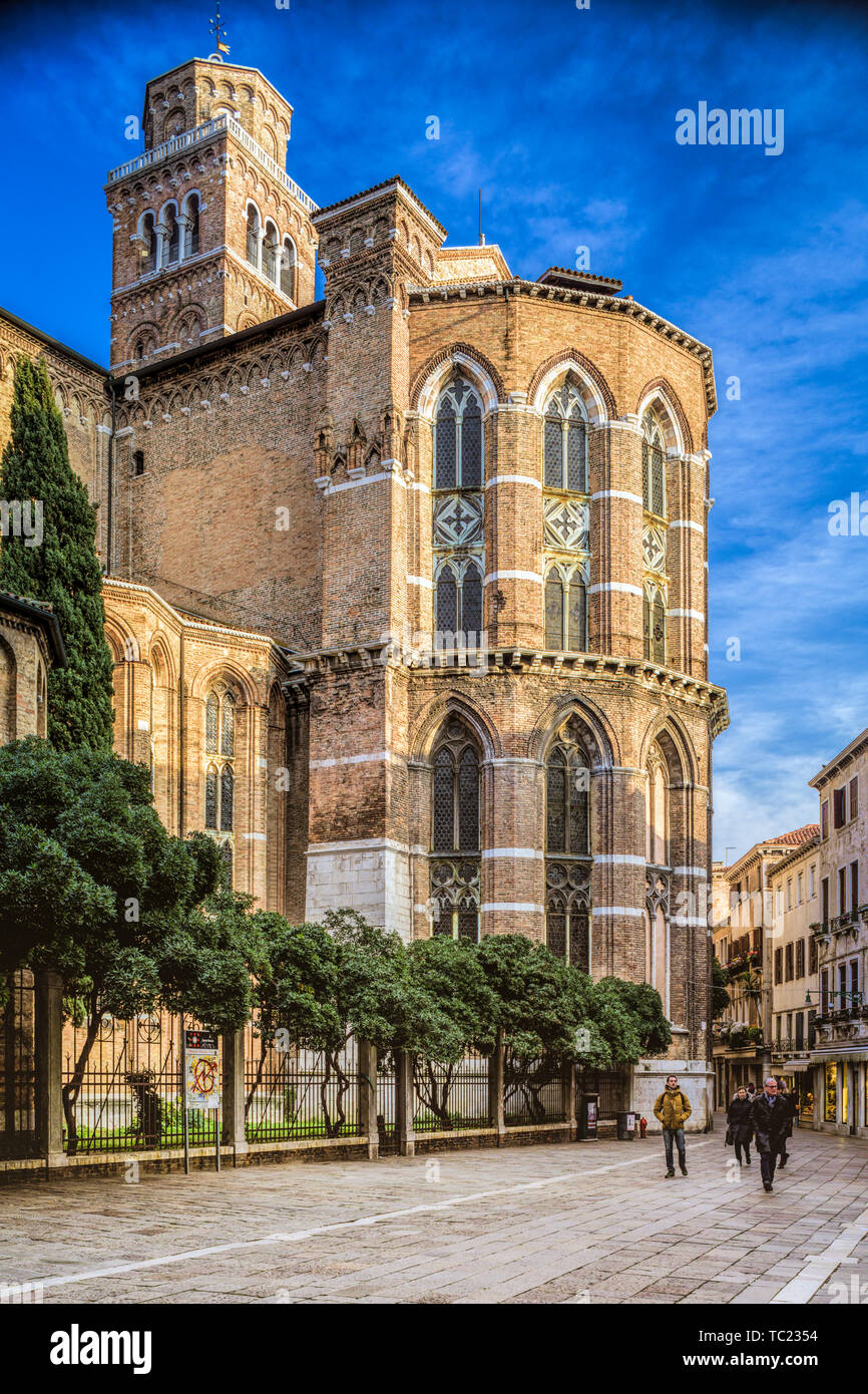 Basilica di Santa Maria Gloriosa dei Frari, Venise, Italie, vue arrière. Banque D'Images