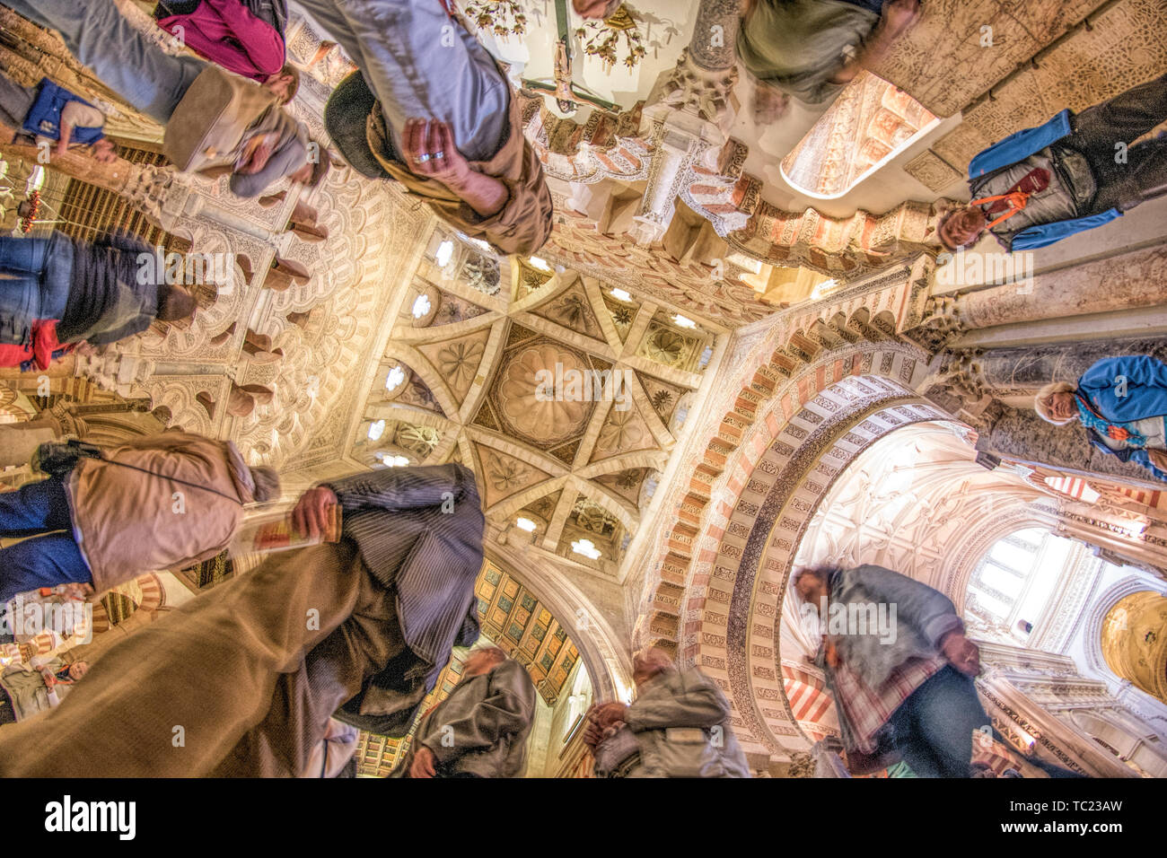 Low angle view de visiteurs au-dessous de la coupole de la chapelle de Villaviciosa, un 15e siècle Christian travailler à l'intérieur de la mosquée mauresque de Cordoue, Espagne. Banque D'Images