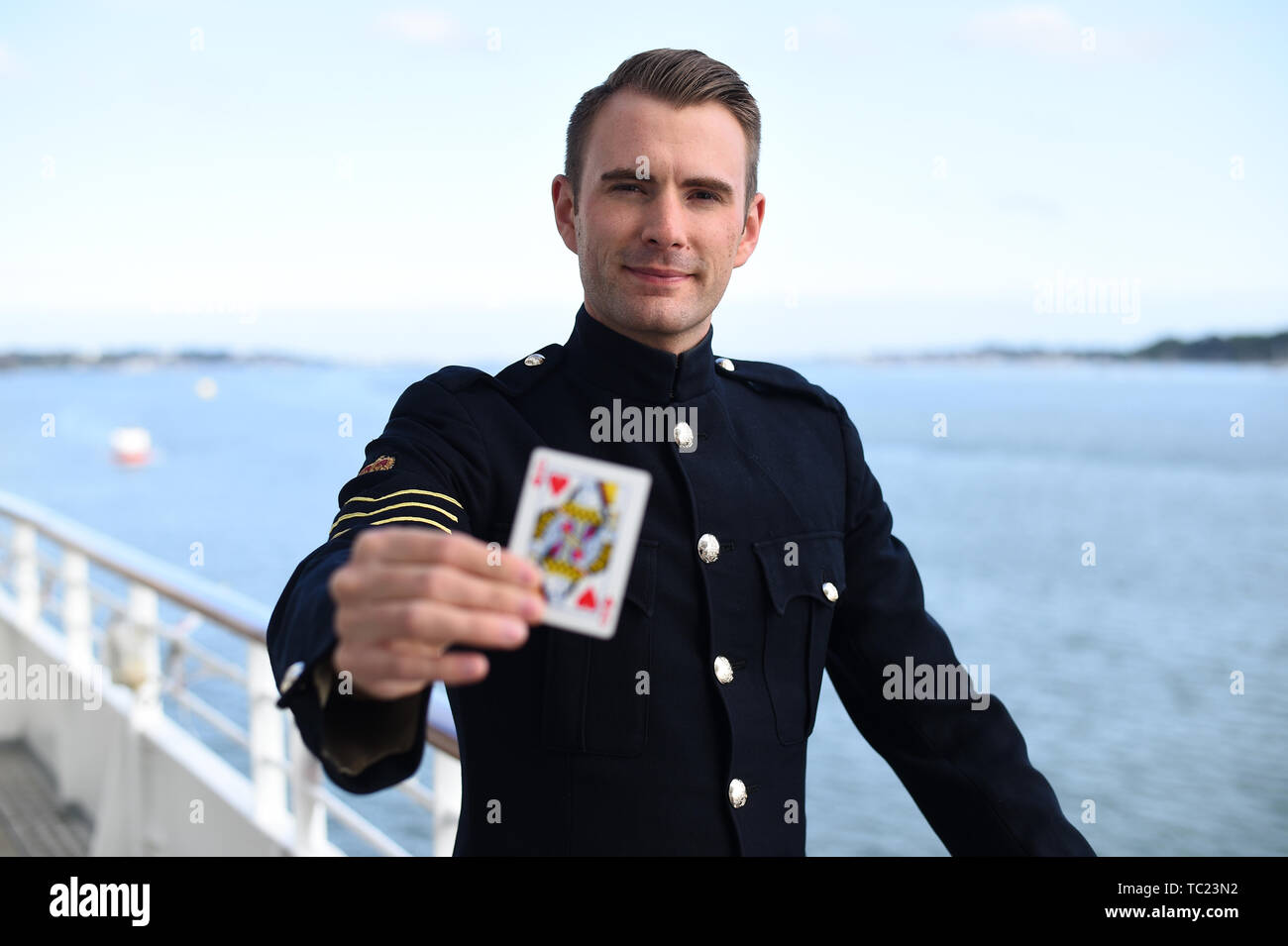 Lance Corporal Richard Jones, qui a remporté Britain's Got Talent en 2016, est titulaire d'une carte à jouer sur le MV Bouddica à Poole, UK, avant un spectacle pour les anciens combattants à bord. Banque D'Images