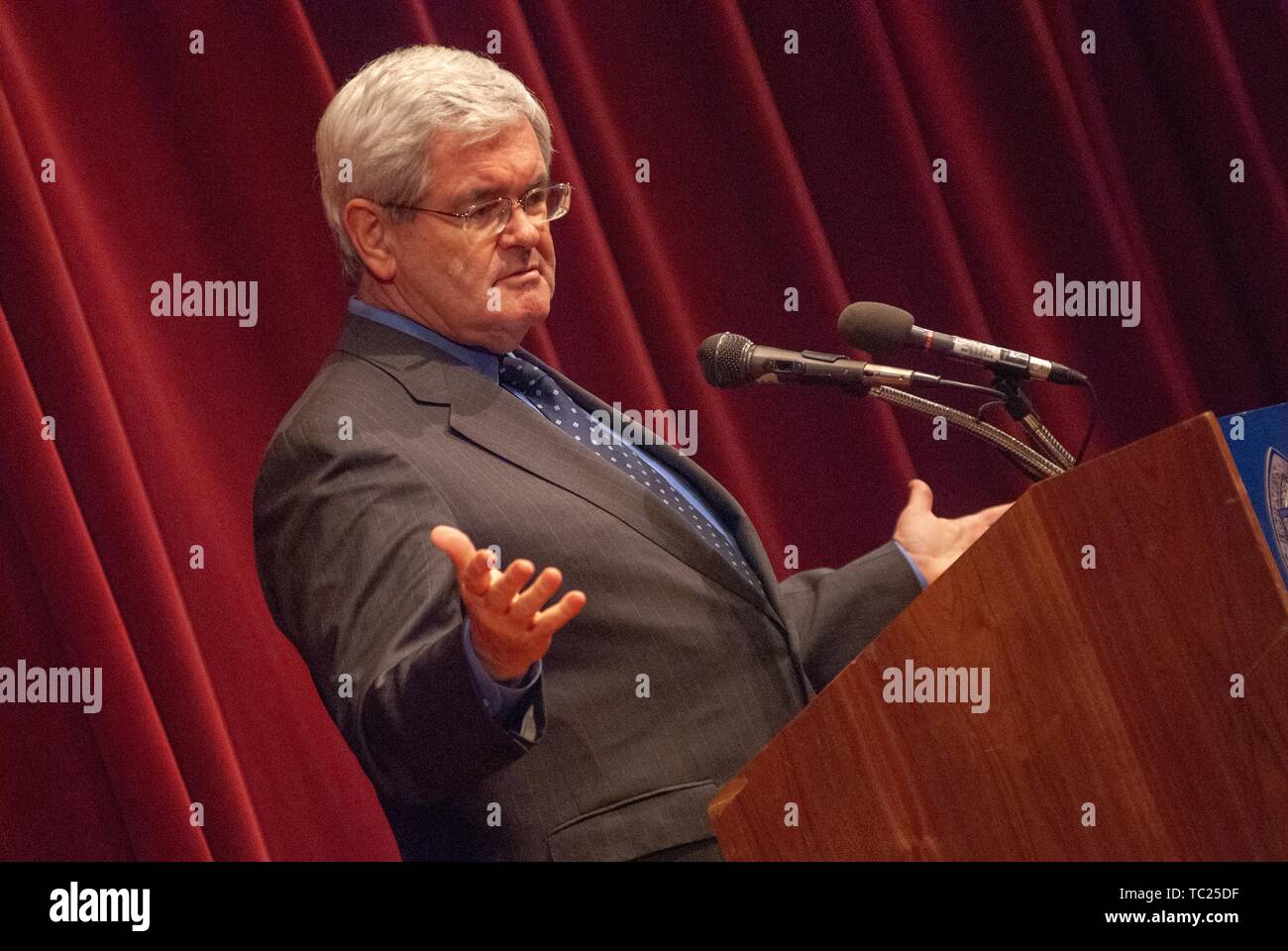 Homme politique d'angle Newt Gingrich, parlant d'un podium lors d'un symposium, Milton Eisenhower S Homewood Campus de l'Université Johns Hopkins, Baltimore, Maryland, le 18 octobre 2006. À partir de la collection photographique de Homewood. () Banque D'Images