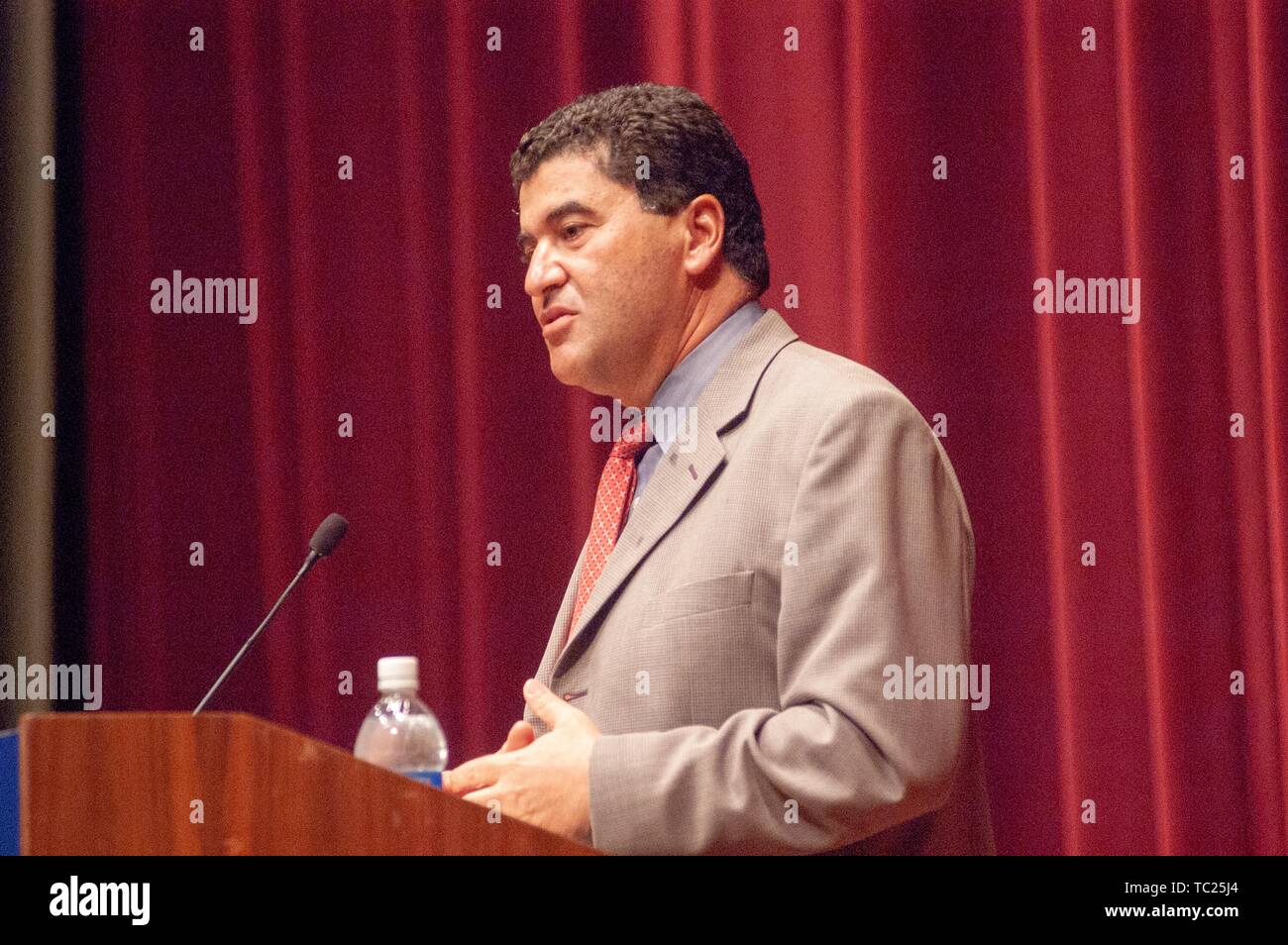 Voir le profil de Elias Zerhouni, directeur des National Institutes of Health, parlant d'un podium lors d'un symposium, Milton Eisenhower S Homewood Campus de l'Université Johns Hopkins, Baltimore, Maryland, le 28 septembre 2004. À partir de la collection photographique de Homewood. () Banque D'Images