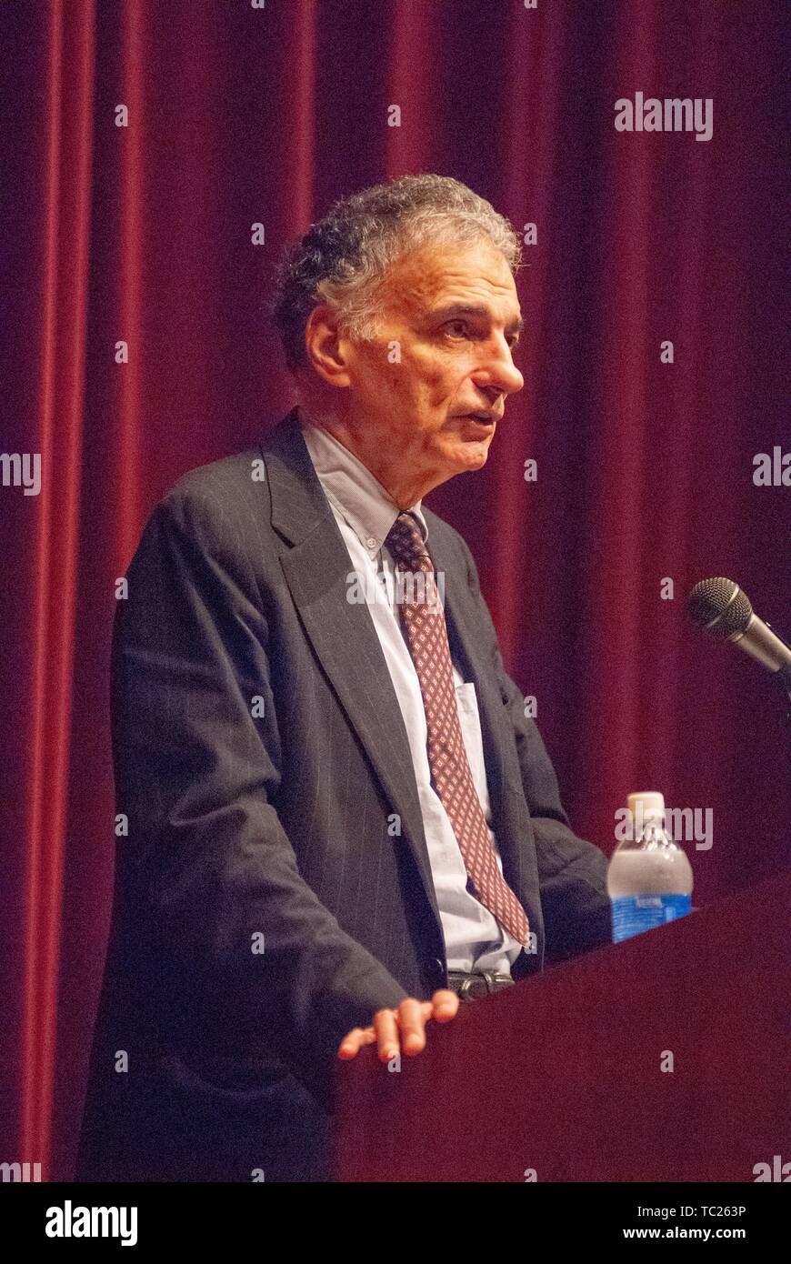 Low angle shot Profil de l'activiste et procureur Ralph Nader parle d'un podium lors d'un symposium, Milton Eisenhower S Homewood Campus de l'Université Johns Hopkins, Baltimore, Maryland, le 28 septembre 2006. À partir de la collection photographique de Homewood. () Banque D'Images