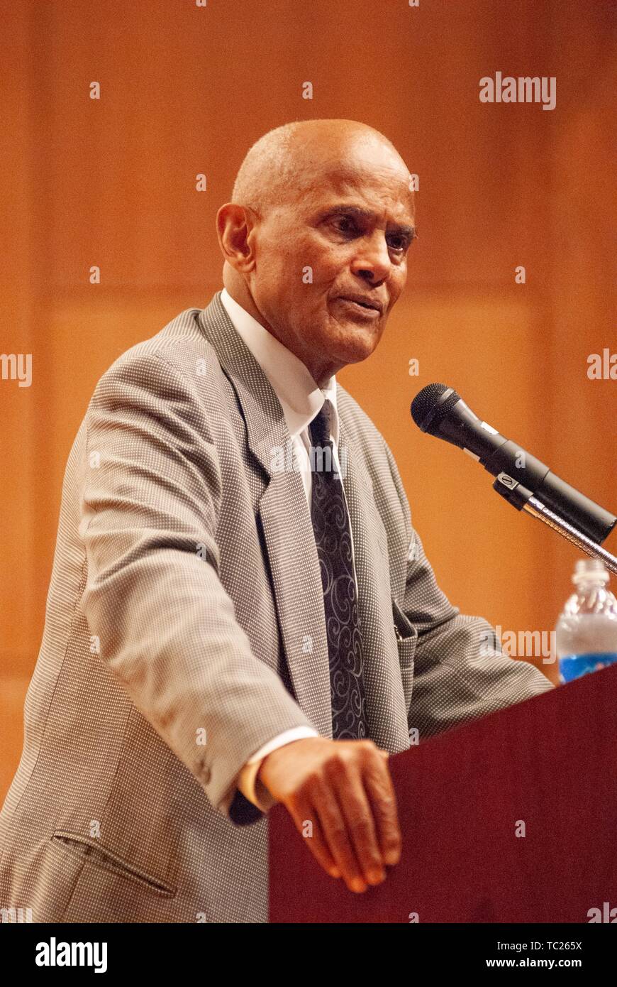 L'angle faible, trois-quart Vue de profil de l'artiste et activiste Harry Belafonte, parlant d'un podium lors d'un symposium, Milton Eisenhower S Homewood Campus de l'Université Johns Hopkins, Baltimore, Maryland, le 19 septembre 2006. À partir de la collection photographique de Homewood. () Banque D'Images