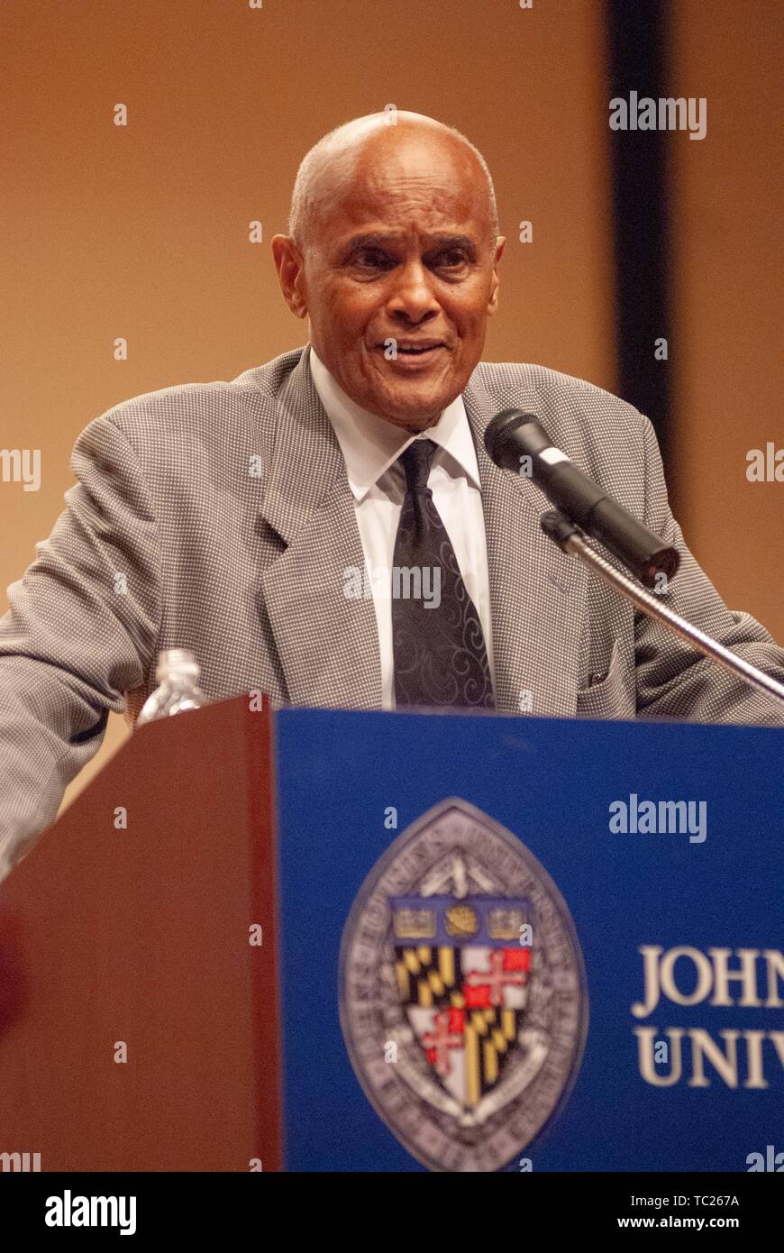 Artiste et activiste Harry Belafonte, parle d'un podium lors d'un symposium, Milton Eisenhower S Homewood Campus de l'Université Johns Hopkins, Baltimore, Maryland, le 19 septembre 2006. À partir de la collection photographique de Homewood. () Banque D'Images