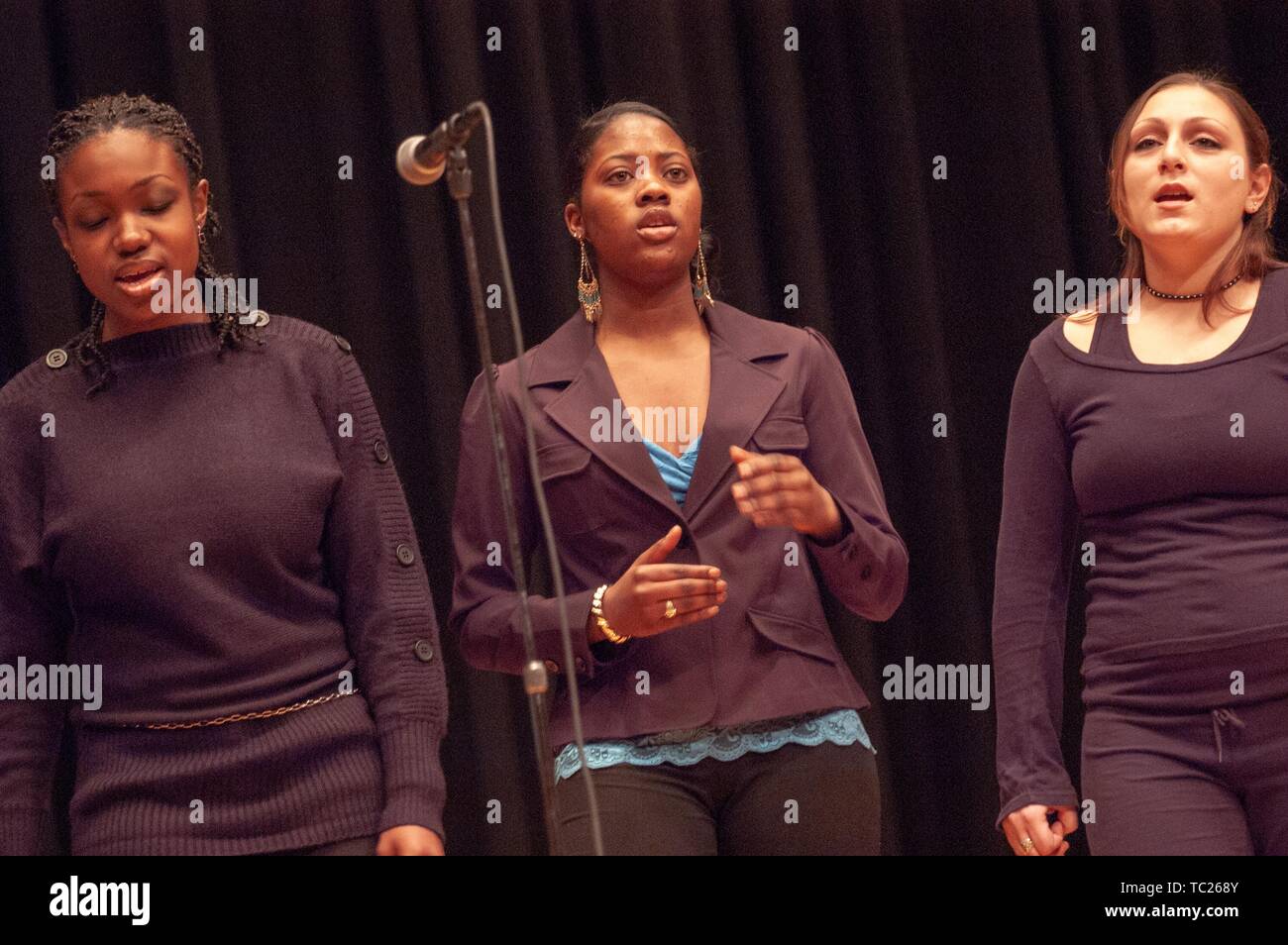 Trois Université Johns Hopkins Chœur gospel singers, de la taille, face à l'appareil photo lors de l'exécution au cours d'une manifestation, le 11 février 2006. À partir de la collection photographique de Homewood. () Banque D'Images