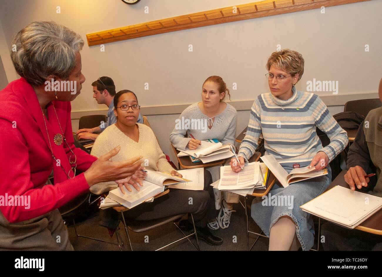 Un professeur parle avec les élèves assis à la Johns Hopkins University's School d'études professionnelles dans l'entreprise et de l'éducation (SPSBE) au centre de la Colombie-Britannique, Columbia, Maryland, le 27 février 2004. À partir de la collection photographique de Homewood. () Banque D'Images