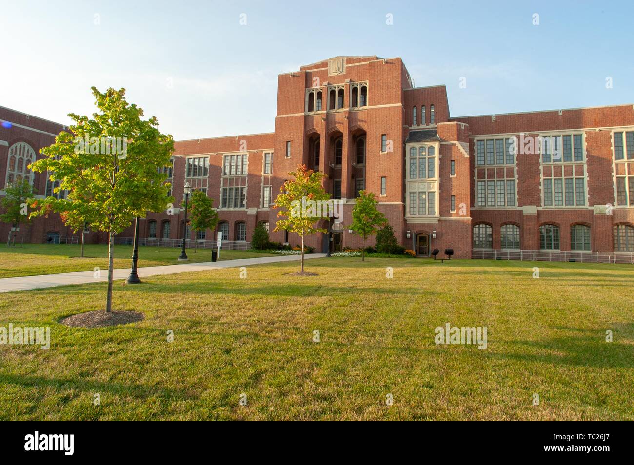 Low angle view, lors d'une journée ensoleillée, de l'Université Johns Hopkins à Baltimore, Maryland campus, le 10 juillet 2004. À partir de la collection photographique de Homewood. () Banque D'Images