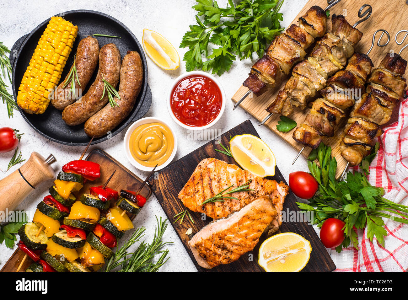 Assiette barbecue - grillades de viandes, poissons, saucisses et légumes  Photo Stock - Alamy