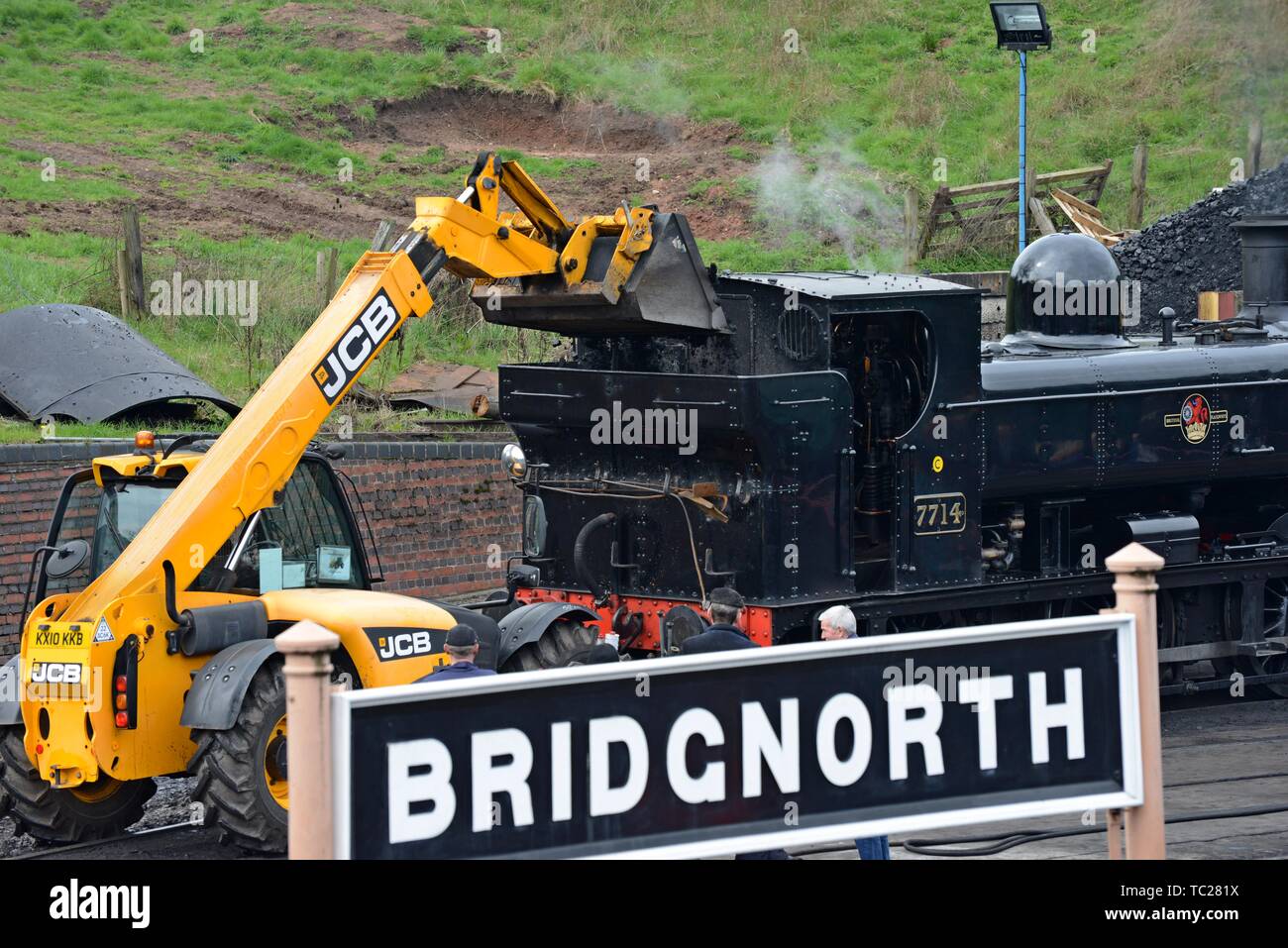 Un chariot télescopique JCB chargement de charbon en ex Great Western Railway pannier aucun réservoir de 7714 à Bridgnorth station sur la Severn Valley Railway Banque D'Images