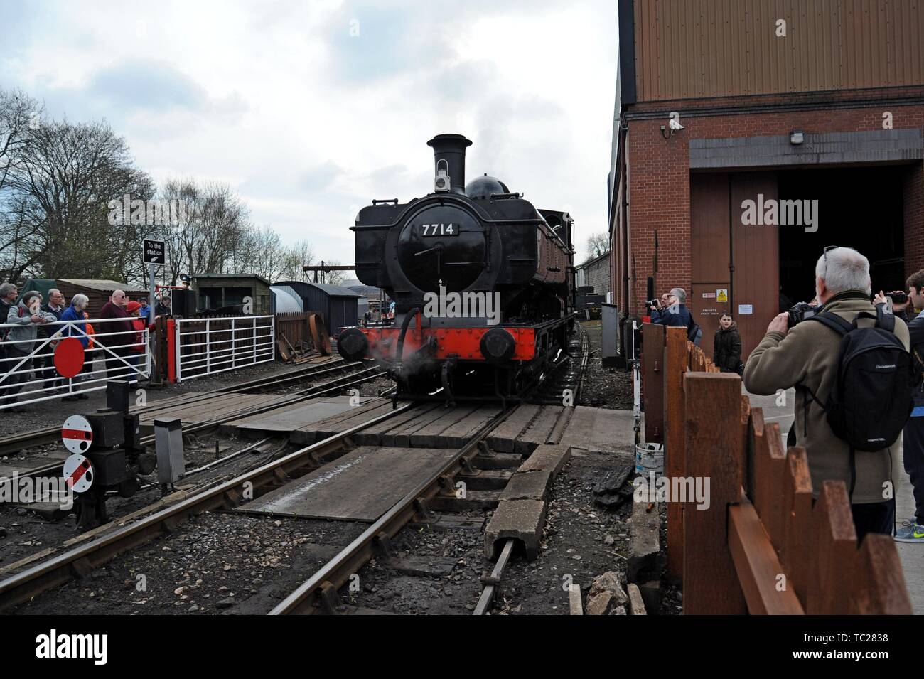 Amateurs de chemin de fer Great Western Railway ex photographier le réservoir no 7714 pannier à Bridgnorth station sur la Severn Valley Railway Banque D'Images