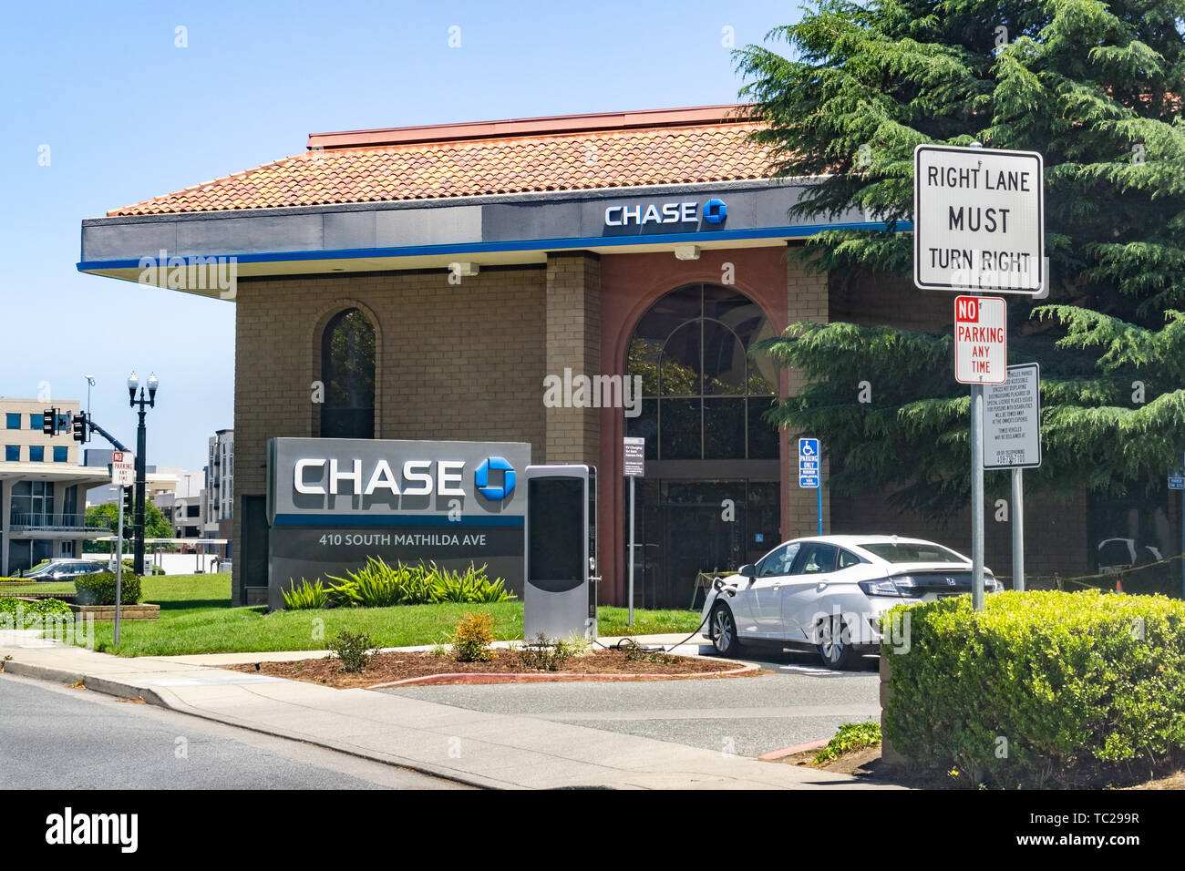 1 juin 2019 Sunnyvale / CA / USA - Chase Bank branch à proximité du centre-ville de Sunnyvale ; EV Station de charge pour les clients de la banque seulement situé en face de la b Banque D'Images