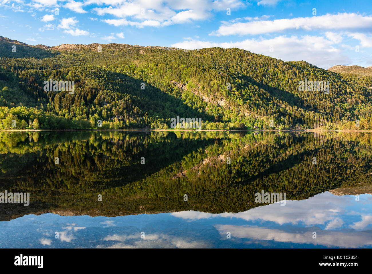 Petit village près du lac en Hordaland, Norvège. Banque D'Images