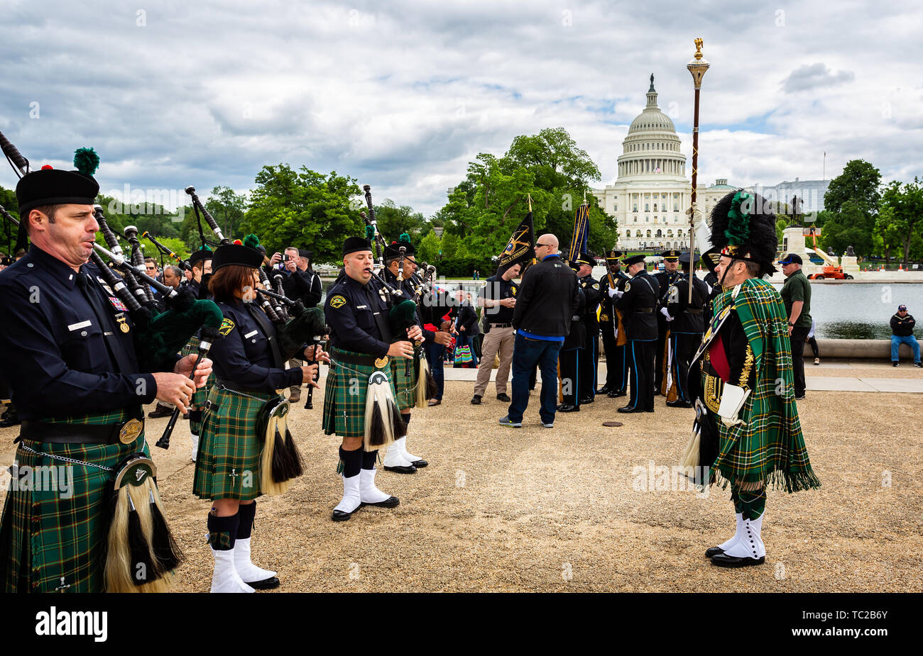 Le cornemuseur-major et pipers de la police de Los Angeles l'équipe de cornemuses et tambours à l'avant du bâtiment Capitoal à Washington DC, USA le 14 mai 2019 Banque D'Images