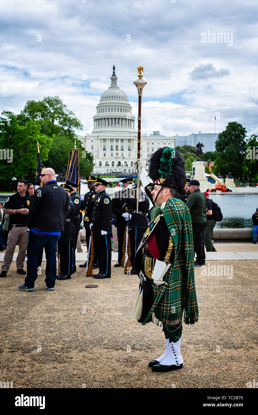 Le cornemuseur-major de la police de Los Angeles l'équipe de cornemuses et tambours à l'avant du bâtiment Capitoal à Washington DC, USA le 14 mai 2019 Banque D'Images