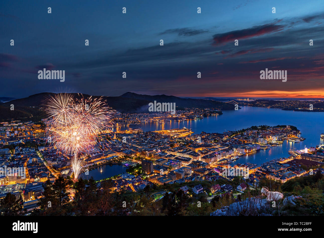 Le jour de la constitution d'artifice le 17 mai. Bergen City vue depuis le mont Floyen. Bergen, Norvège. Banque D'Images