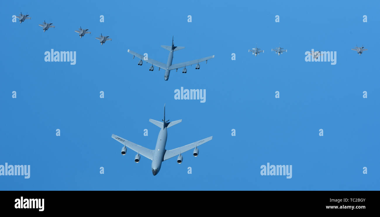 Aux États-Unis et dans d'armée de l'air italienne composée d'avions F-35 Lightning II, chasseurs furtifs F-16 Fighting Falcon, un bombardier stratégique B-52 Stratofortress et un KC-135 Stratotanker ravitaillement en vol, voler en formation au cours de l'exercice OTAN Astral Knight 19 Juin 4, 2019 au cours de la mer Adriatique. Banque D'Images