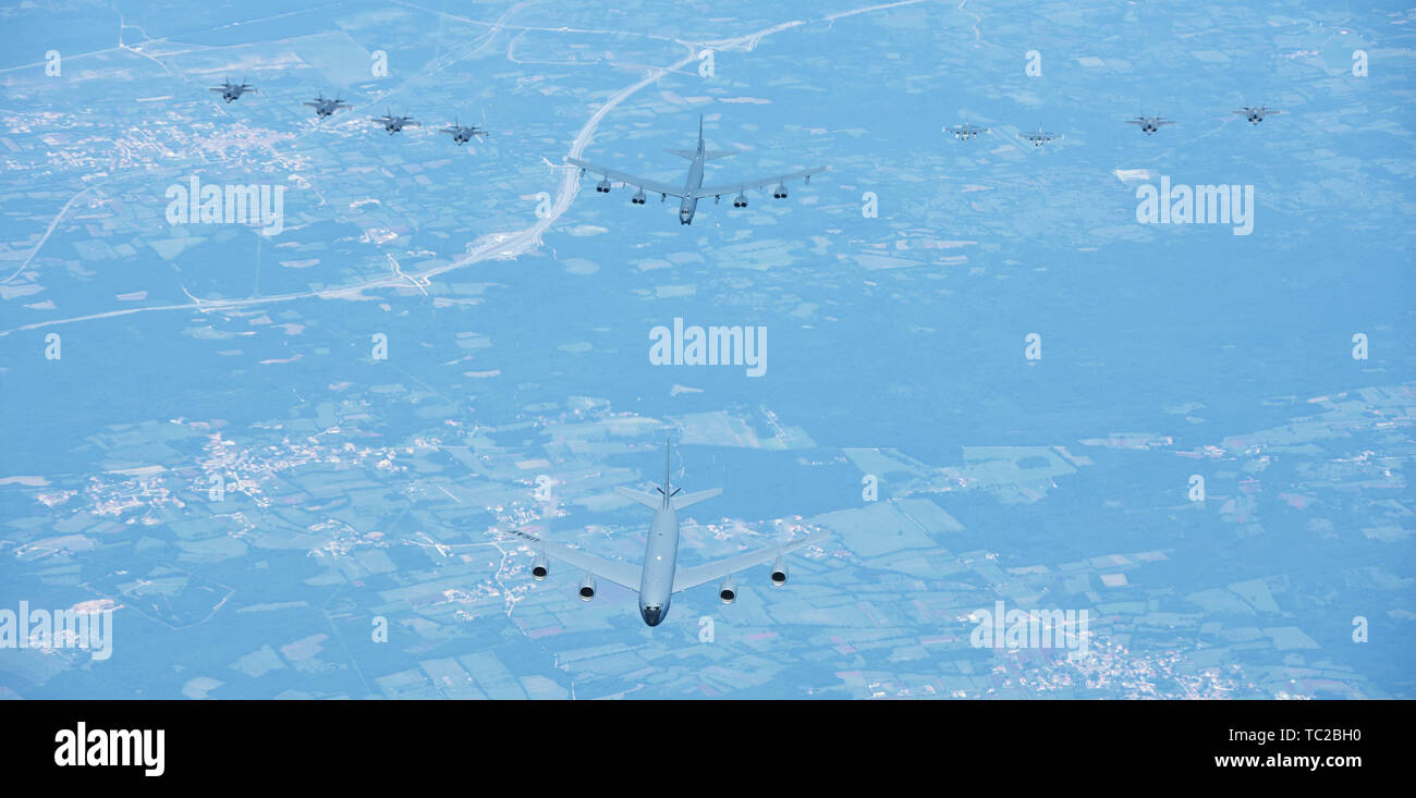 Aux États-Unis et dans d'armée de l'air italienne composée d'avions F-35 Lightning II, chasseurs furtifs F-16 Fighting Falcon, un bombardier stratégique B-52 Stratofortress et un KC-135 Stratotanker ravitaillement en vol, voler en formation au cours de l'exercice OTAN Astral Knight 19 Juin 4, 2019 l'Italie. Banque D'Images