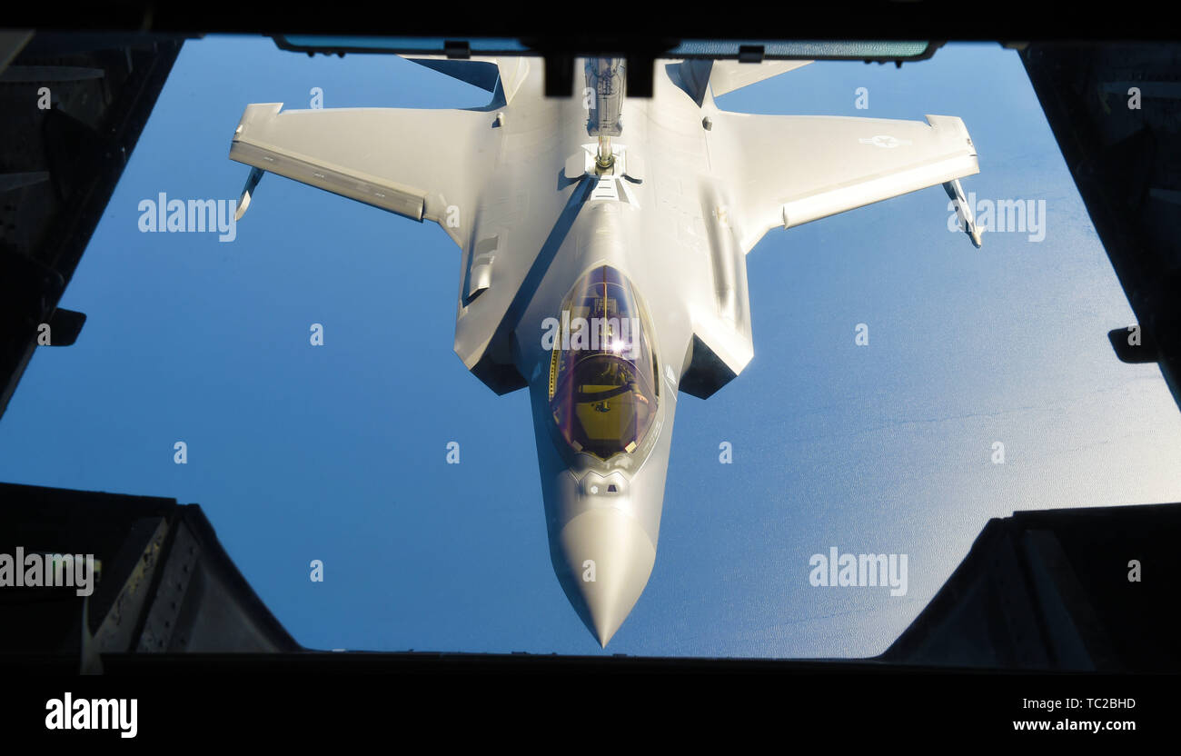 Un U.S. Air Force F-35 Lightning II stealth fighter effectue une transformation en d'un KC-135 Stratotanker au cours de l'exercice OTAN Astral Knight 19 juin 2019, sur l'Adriatique. Banque D'Images
