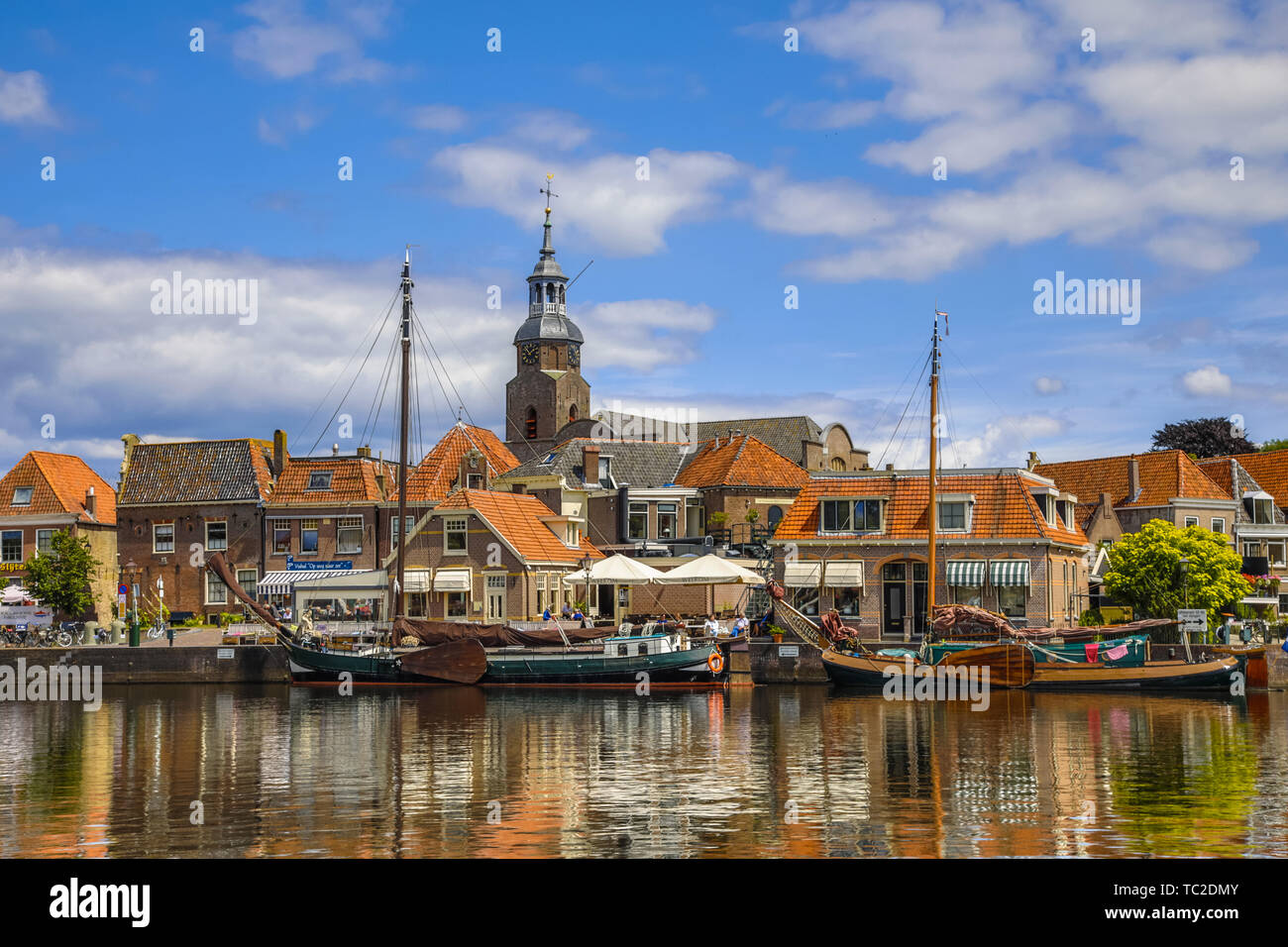 BLOKZIJL, Pays-Bas - 13 juillet 2017 : Harbour dans le village historique de Blokzijl sur journée ensoleillée avec de vieux navires à fond plat et monumental ho Banque D'Images