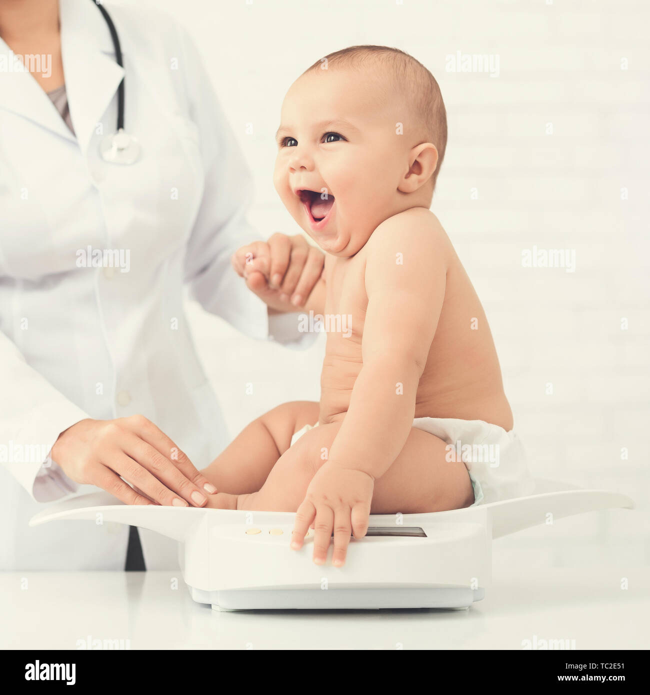 Adorable petit bébé enfant Femme avec pédiatre Banque D'Images