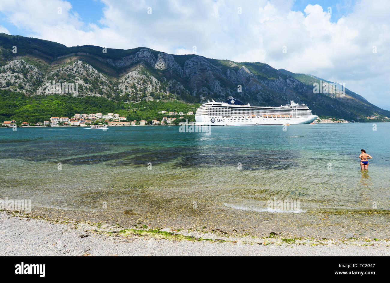 Un grand bateau de croisière dans la baie de Kotor, Monténégro. Banque D'Images