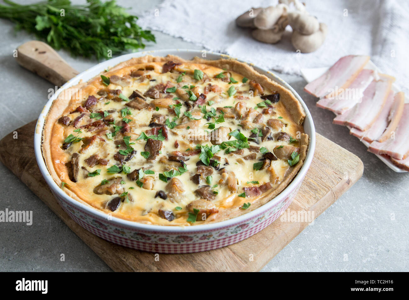 Quiche lorraine faite maison avec du poulet, champignons, fromage et bacon. Tarte de poulet. Pâté au poulet. Tarte aux champignons/ Banque D'Images