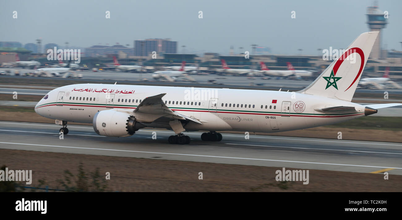 ISTANBUL, TURQUIE - le 19 janvier 2019 : Royal Air Maroc Boeing 787-8 (CN 35506) décolle de l'aéroport Ataturk d'Istanbul. Royal Air Maroc a 57 siz flotte Banque D'Images