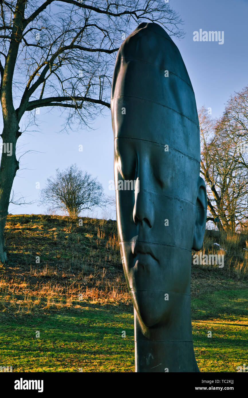 Carlota, à 7 mètres de haut en fonte tête haute sculpture de Jaume Plensa, Djurgarden, Stockholm, Suède, Scandinavie Banque D'Images