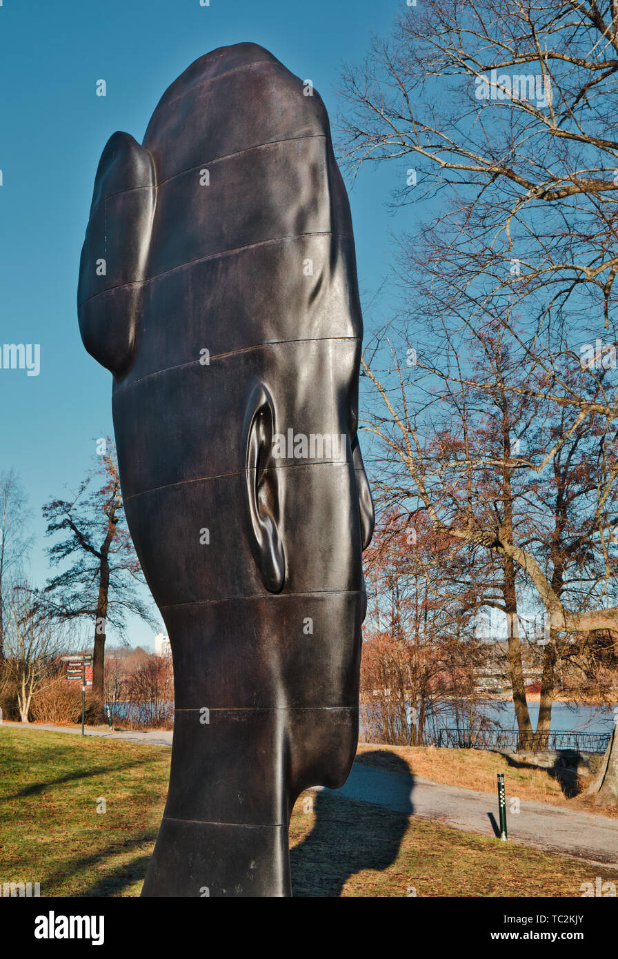 Carlota, à 7 mètres de haut en fonte tête haute sculpture de Jaume Plensa, Djurgarden, Stockholm, Suède, Scandinavie Banque D'Images