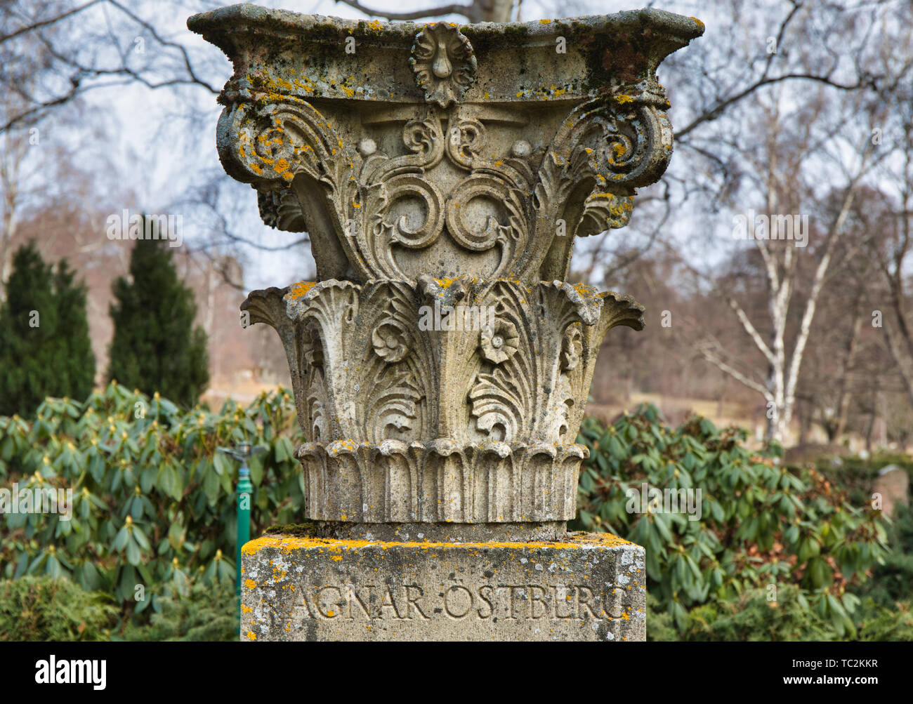 Tombe de l'architecte suédois Ragnar Ostberg, mieux connu pour la conception de l'Hôtel de Ville de Stockholm, Norra Begravningsplatsen, Solna, Suède Stockholm Banque D'Images