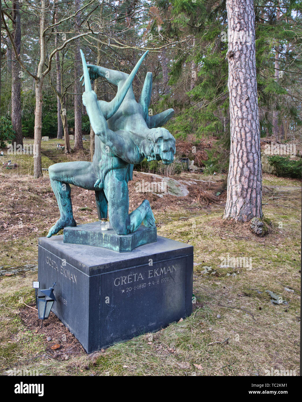 Sculpture sur tombe de l'acteur suédois Gosta Ekman hauts et sa femme Greta, Norra Begravningsplatsen cimetière, Solna, Stockholm, Suède Banque D'Images