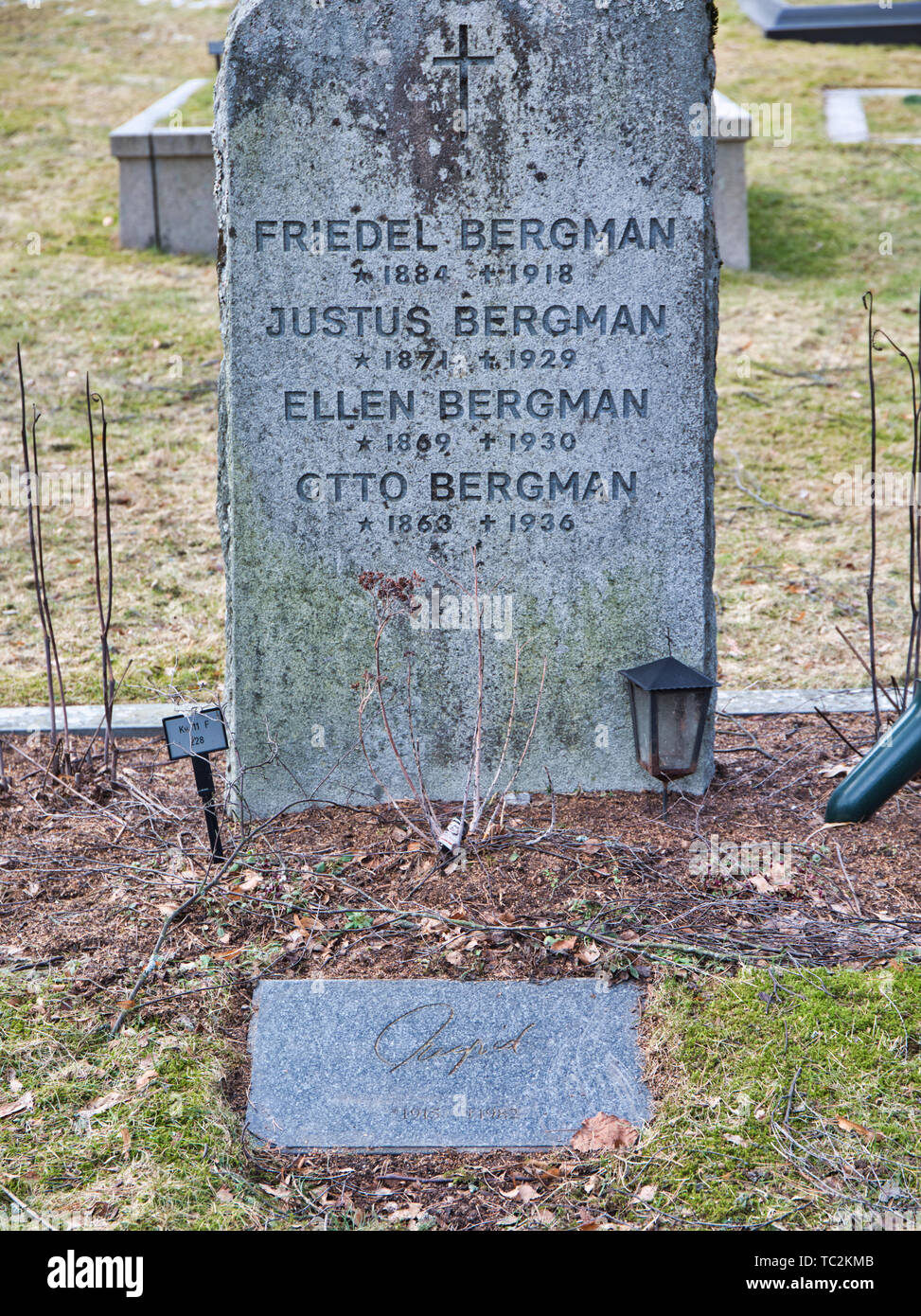 Tombe de la famille de l'actrice suédoise Ingrid Bergman avec sa pierre tombale dans l'avant-plan, Norra Begravningsplatsen cimetière, Solna, Suède Stockholm Banque D'Images