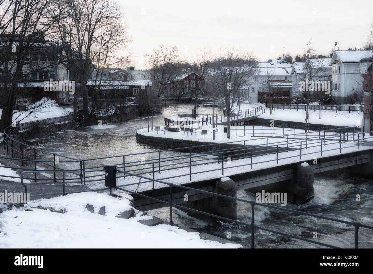 Scène d'hiver par la rivière Norrtalje (Norrtaljean) Norrtalje, comté de Stockholm, Suède, Scandinavie Banque D'Images