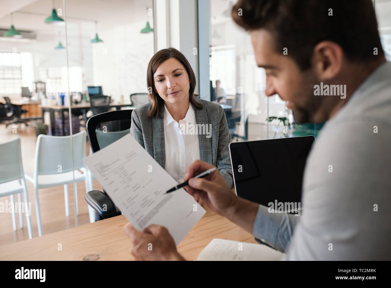 Smiling manager interviewing un demandeur dans son bureau Banque D'Images