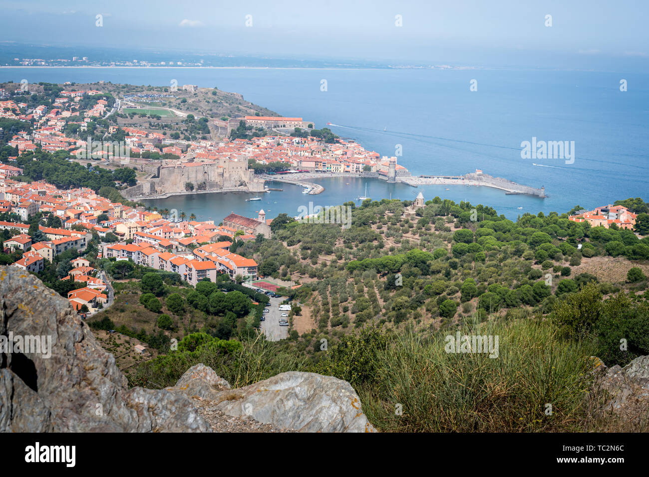 Paysage d'été avec vue sur la mer et la station balnéaire de Collioure à partir d'un point de vue élevé Banque D'Images