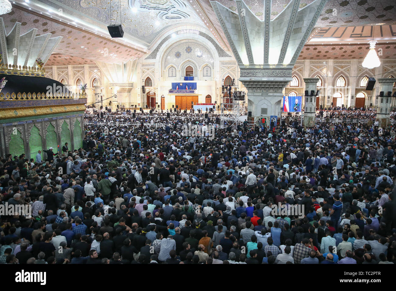 Téhéran, Iran. 04 Juin, 2019. Les gens écoutent de la chef suprême iranien, Ali Khamenei Ayatollha discours durant le 30e anniversaire de la mort de l'ancien guide suprême iranien, l'Ayatollah Ruhollah Khomeini, dans son sanctuaire. Credit : Saeid Zareian/dpa/Alamy Live News Banque D'Images