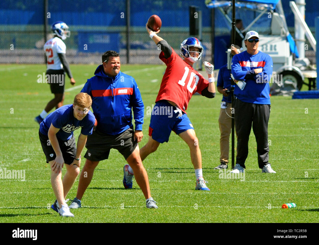 4 juin 2019 - Juin 04, 2019 : New York Giants Quarterback ELI MANNING (10) lance la balle au cours de l'action au mini camp la quête du centre de formation de diagnostic , East Rutherford, New Jersey (crédit Image : © CohenZUMA Bennett sur le fil) Banque D'Images